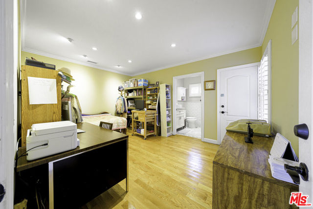 950 S Longwood Avenue, Los Angeles CA: https://media.crmls.org/mediaz/e6b0e8b0-dcef-4aa7-8de5-815966b23fe1.jpg
