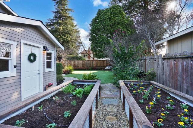 27 Serene Ct, Danville CA: https://media.crmls.org/mediaz/e6b0ffe3-e400-411f-aabf-d4ecd204968e.jpg