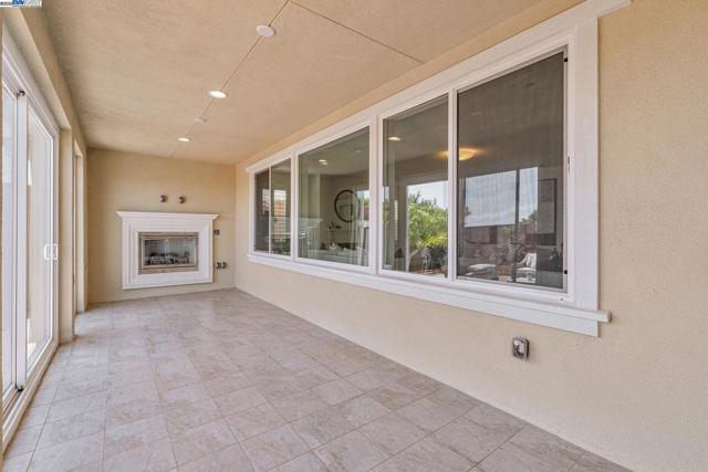 4005 Sarasta Bay Dr, Pittsburg CA: https://media.crmls.org/mediaz/e6b10187-8242-484e-8766-f3f5e8aa16f4.jpg