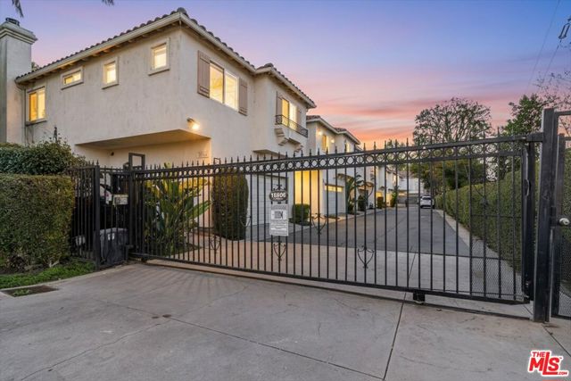 18806 Hatteras Street, Tarzana CA: https://media.crmls.org/mediaz/e6b23591-136a-4844-81f6-7294c614fa94.jpg