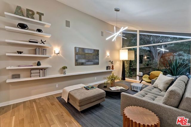 9316 Beverly Crest Drive, Beverly Hills CA: https://media.crmls.org/mediaz/e6b262b2-da05-46d1-99c9-4e1c61800c45.jpg