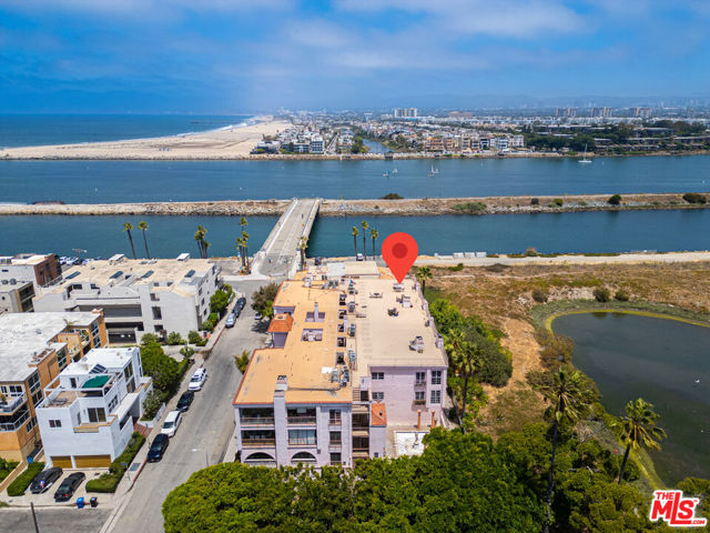 6220 Pacific Avenue, Playa del Rey CA: https://media.crmls.org/mediaz/e6b2ac5d-ae2a-4788-afbe-d89a58b11499.jpg