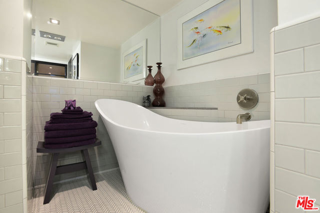 851 N Kings Road, West Hollywood CA: https://media.crmls.org/mediaz/e6b2ea31-f200-4e31-8006-a860cbe70f06.jpg