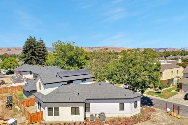 3805 Bobwhite Terrace, Fremont CA: https://media.crmls.org/mediaz/e6b2f5fd-9a96-46c4-9f51-2a9829771743.jpg