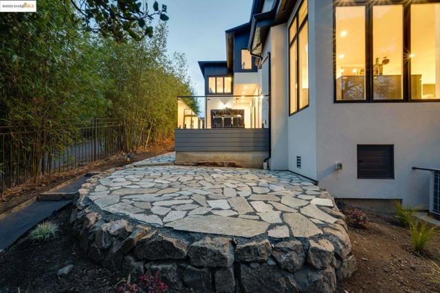 13462 Campus drive, Oakland CA: https://media.crmls.org/mediaz/e6b44327-e22b-4871-98a9-05040289a3c3.jpg