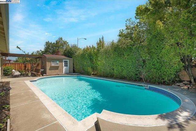 1059 Lakehurst Rd, Livermore CA: https://media.crmls.org/mediaz/e6b452c5-4dcd-4f6f-a86e-de750ac50fa1.jpg
