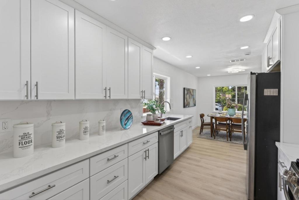 https://media.crmls.org/mediaz/e6b56063-1595-4669-a6bb-ee141a1c7709.jpg?preset=X-Large