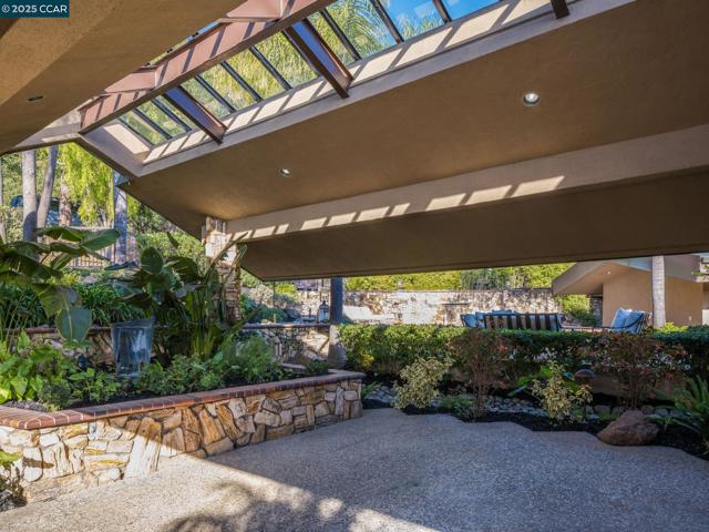 21 Deer Oaks Ct, Pleasanton CA: https://media.crmls.org/mediaz/e6b5e269-74e9-412d-b22a-a0620f0cce65.jpg
