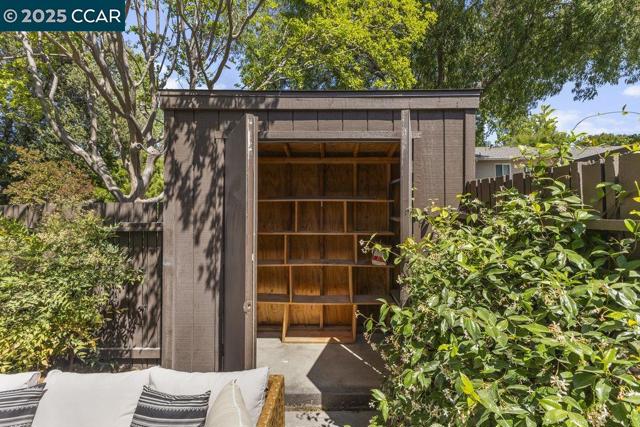 2408 Westcliffe Ln, Walnut Creek CA: https://media.crmls.org/mediaz/e6b5e373-826d-4647-902f-58aa9629ef86.jpg