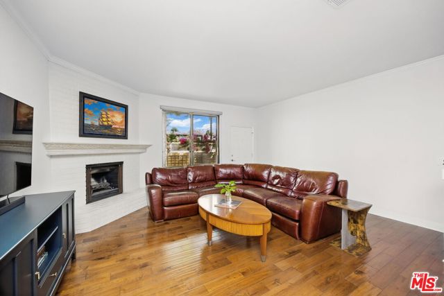10229 Variel Avenue, Chatsworth CA: https://media.crmls.org/mediaz/e6b6656c-c609-4f21-ab26-d53b4d10cb0b.jpg
