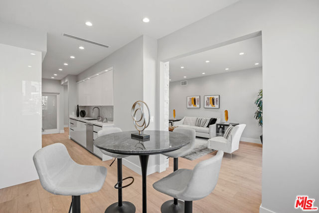 Image 4 of 38 For 1557 Beverly Glen Boulevard 203