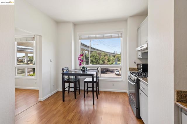 557 33Rd St, Oakland CA: https://media.crmls.org/mediaz/e6b88942-018a-4311-aa8a-46144def56e7.jpg