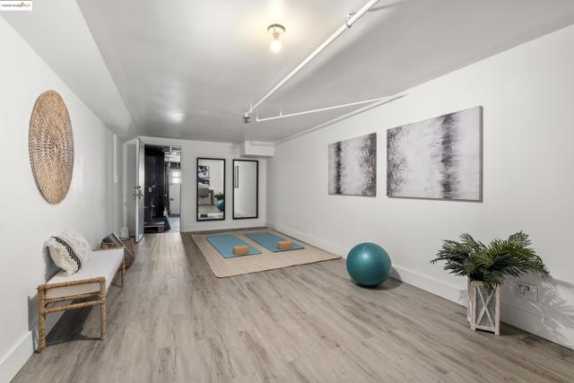 3555 17th St., San Francisco CA: https://media.crmls.org/mediaz/e6b8b95c-6fbf-4270-9471-e8f4ef29ea84.jpg
