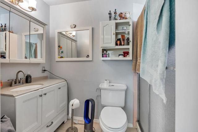 33 Woodcliff Court, Oakland CA: https://media.crmls.org/mediaz/e6badb31-ab1c-4957-b57d-54c52d9443bb.jpg