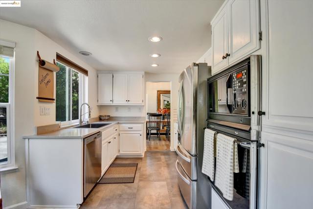 2944 Von Doolen Court, Pinole CA: https://media.crmls.org/mediaz/e6bae2fd-ba21-4798-9d47-593d668317af.jpg