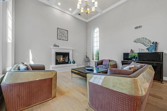5719 Dimas Ct, Pleasanton CA: https://media.crmls.org/mediaz/e6bb5ccc-f0b2-43ce-bc11-9bc3b08122bc.jpg
