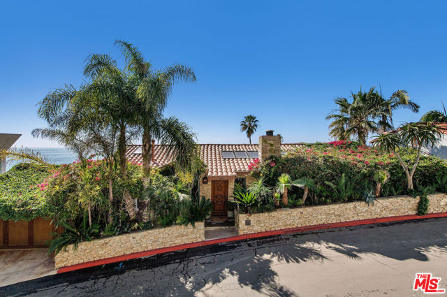 17810 Castellammare Drive, Pacific Palisades CA: https://media.crmls.org/mediaz/e6bde8f4-0799-47fd-8a9e-bdd3b76f9de6.jpg