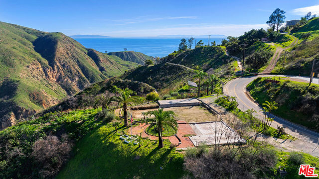 2700 Hume Road, Malibu CA: https://media.crmls.org/mediaz/e6be9ab0-6b2c-46c2-b168-0f48ff121323.jpg