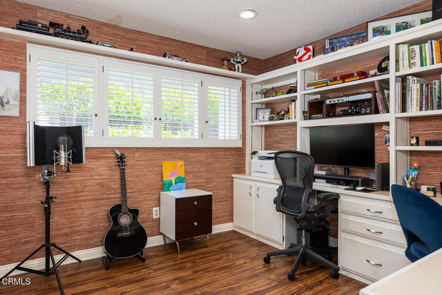 18845 Braemore Road, Porter Ranch CA: https://media.crmls.org/mediaz/e6bec38e-0122-47a4-9030-cb662c782e04.jpg