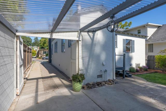 1411 Sanchez Avenue, Burlingame CA: https://media.crmls.org/mediaz/e6bec63b-2447-4003-8da0-8efe83dc93b1.jpg