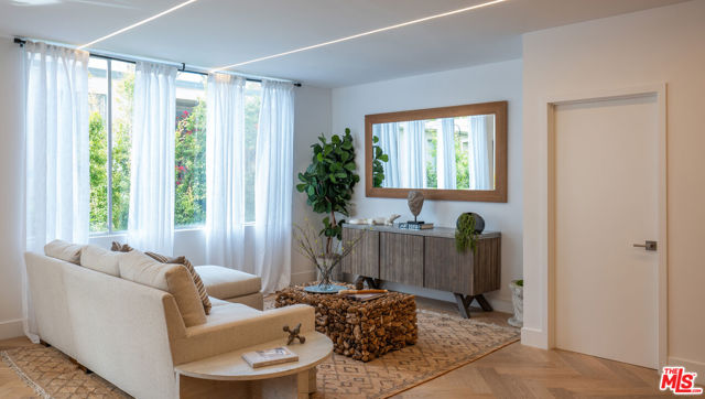 412 N Palm Drive, Beverly Hills CA: https://media.crmls.org/mediaz/e6bf9061-2bb8-4f72-9f51-9eddd5ab8c27.jpg