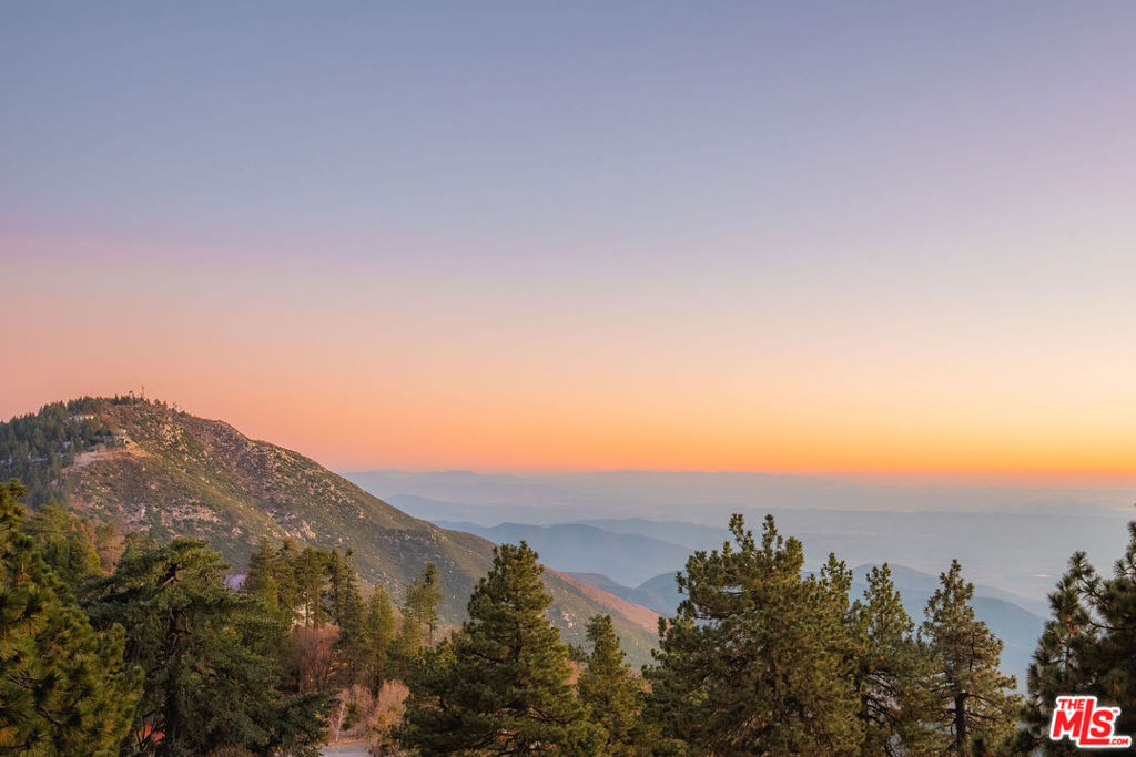 https://media.crmls.org/mediaz/e6c00918-1550-4ead-b7dd-1c18f92f25ab.jpg?preset=X-Large