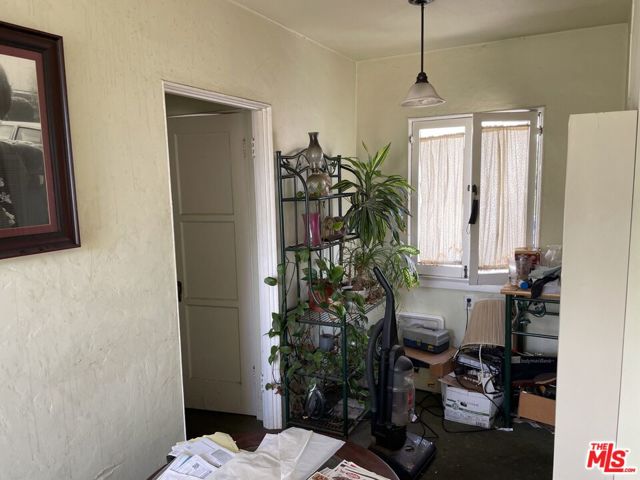 1920 S Rimpau Boulevard, Los Angeles CA: https://media.crmls.org/mediaz/e6c02029-12cc-48e0-a9c1-ee3ff2986595.jpg