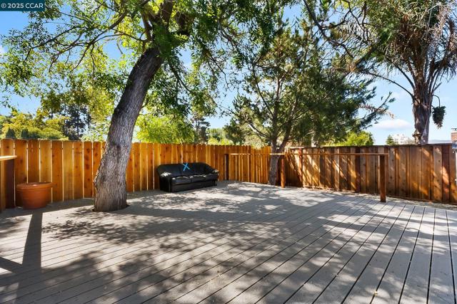 2425 Jerilynn Dr, Concord CA: https://media.crmls.org/mediaz/e6c14920-dedb-4311-9d4c-640eb7f4bdea.jpg