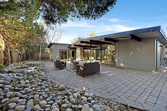 4004 Salem St, Concord CA: https://media.crmls.org/mediaz/e6c1ea81-931c-4013-ac8f-701d997c9dab.jpg