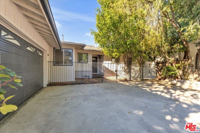 6649 Whitman Avenue, Lake Balboa CA: https://media.crmls.org/mediaz/e6c1ef22-9a53-47a9-b067-29c5035b7721.jpg