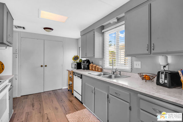 7 Lincoln, Cathedral City CA: https://media.crmls.org/mediaz/e6c2a122-b4a5-4f86-b30b-d08206415616.jpg