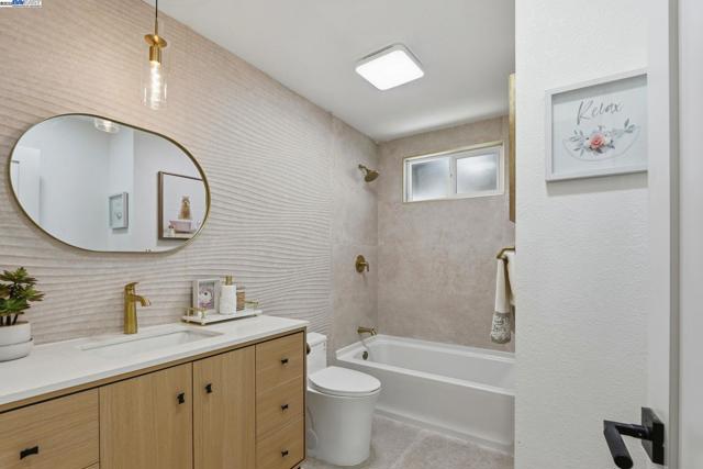 32252 Coronation dr, Union City CA: https://media.crmls.org/mediaz/e6c312d5-d63b-4282-8385-815aed8618d7.jpg