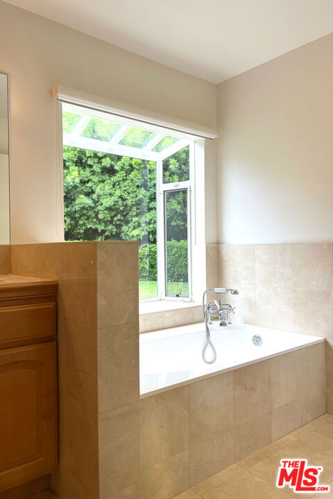 2325 Banyan Drive, Los Angeles CA: https://media.crmls.org/mediaz/e6c45066-d568-4ebb-ba7a-65bc5d9669cb.jpg
