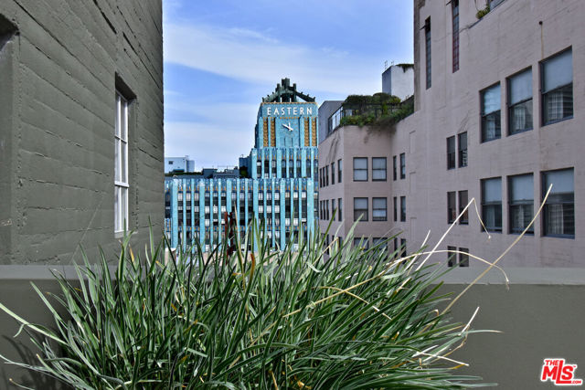 939 S Broadway, Los Angeles CA: https://media.crmls.org/mediaz/e6c545cd-d2f4-4b76-8a6b-f8044621745f.jpg