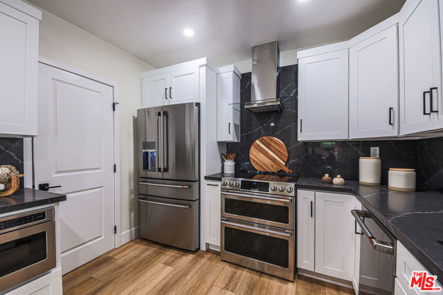 133 S Oakhurst Drive, Beverly Hills CA: https://media.crmls.org/mediaz/e6c5dc50-04ee-464c-aa0f-8fee4dac17b3.jpg