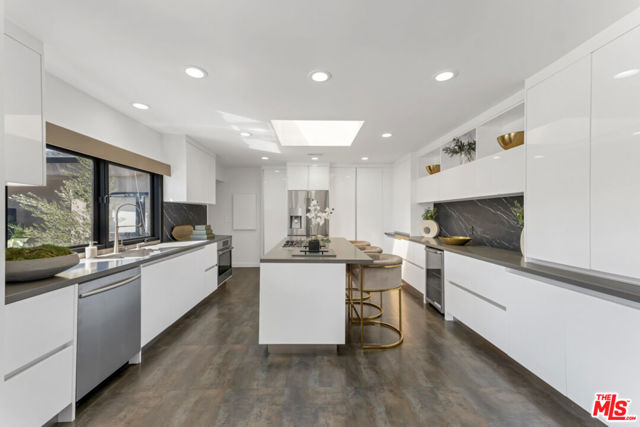 2960 LAKERIDGE Drive, Los Angeles CA: https://media.crmls.org/mediaz/e6c5eb74-7e26-439d-8728-e0ad8c525fd6.jpg