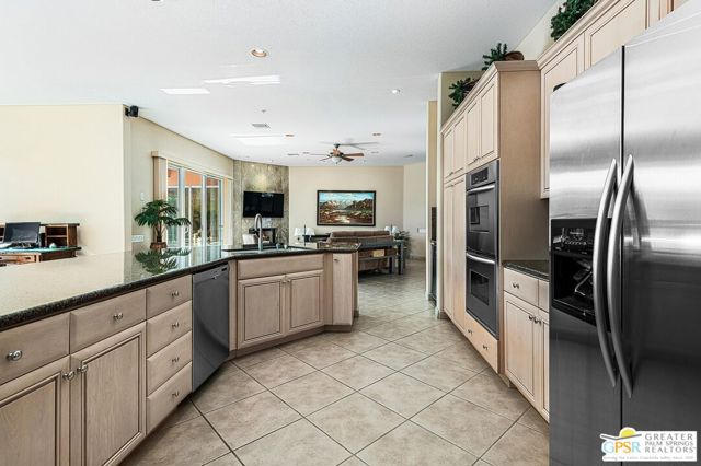575 E Bogert Trail, Palm Springs CA: https://media.crmls.org/mediaz/e6c6b83b-1d3f-41e9-a983-2940c53c8da6.jpg