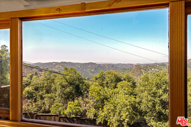 20158 Observation Drive, Topanga CA: https://media.crmls.org/mediaz/e6c76de6-56ea-4d3f-b2da-d21c69a67c9b.jpg