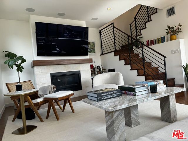 140 S Hayworth Avenue, Los Angeles CA: https://media.crmls.org/mediaz/e6c782a9-8d02-4089-b937-cc3007ef2ecd.jpg