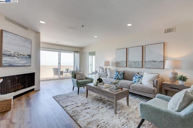 1001 Shoreline Dr, Alameda CA: https://media.crmls.org/mediaz/e6c79c93-8b2a-45aa-b19c-7317e2eea310.jpg