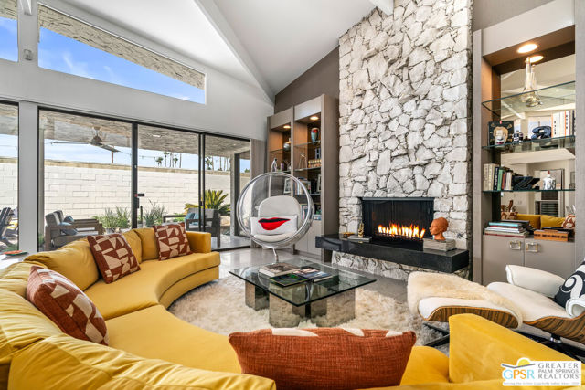 1404 E Sierra Way, Palm Springs CA: https://media.crmls.org/mediaz/e6c8b22c-fd6c-43f7-95aa-833d383beed9.jpg