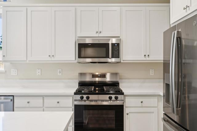 1305 Sunningdale Lane, Fairfield CA: https://media.crmls.org/mediaz/e6c8c50c-93e9-4606-93b9-f803581282b7.jpg