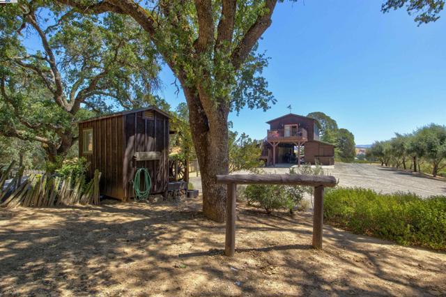 5281 Chiles Pope Valley Rd,  CA: https://media.crmls.org/mediaz/e6c8ecf9-87d9-4cdc-8daf-b121140c3eed.jpg