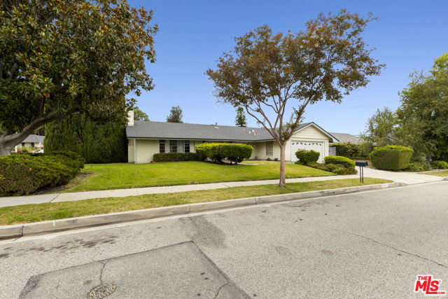 1379 Acapulco Avenue, Simi Valley CA: https://media.crmls.org/mediaz/e6c8f137-aef0-4e7e-8fc2-7c82004abd64.jpg