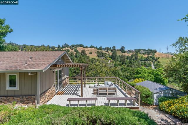70 Lost Valley Dr, Orinda CA: https://media.crmls.org/mediaz/e6c9a94e-251f-4030-b516-cf6889cd95fa.jpg