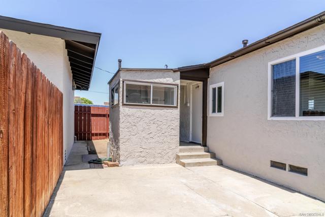 260 E St, Chula Vista CA: https://media.crmls.org/mediaz/e6ca78a0-96c4-4813-bcb6-5974aef8fa23.jpg