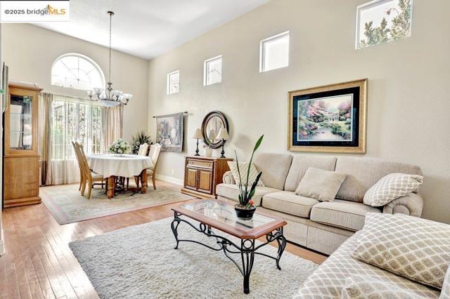 1281 Sea Vista Dr, Brentwood CA: https://media.crmls.org/mediaz/e6cb9007-b100-429b-9969-0f5765702bb0.jpg