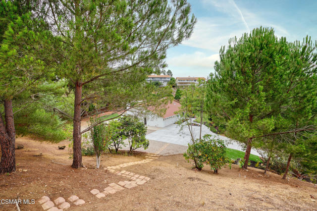 674 Lautrec Court, Thousand Oaks CA: https://media.crmls.org/mediaz/e6cbe2e8-a884-477e-8d49-c21118024a59.jpg