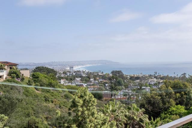 951 Skylark Dr, La Jolla CA: https://media.crmls.org/mediaz/e6cc6c1a-1008-4856-b2cd-050be2d21899.jpg