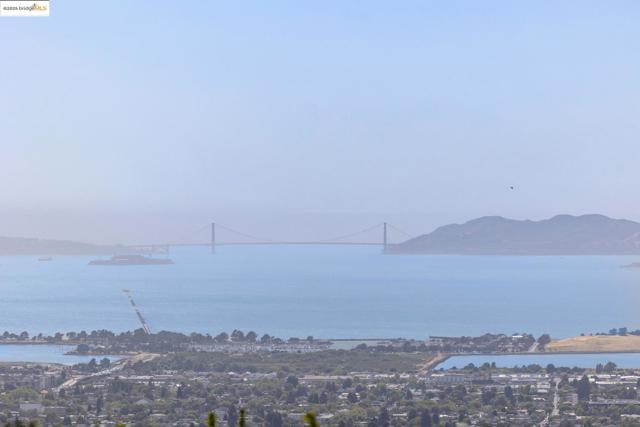 2900 Buena Vista Way, Berkeley CA: https://media.crmls.org/mediaz/e6cc8748-17d8-4b50-b258-08fb604c09e6.jpg